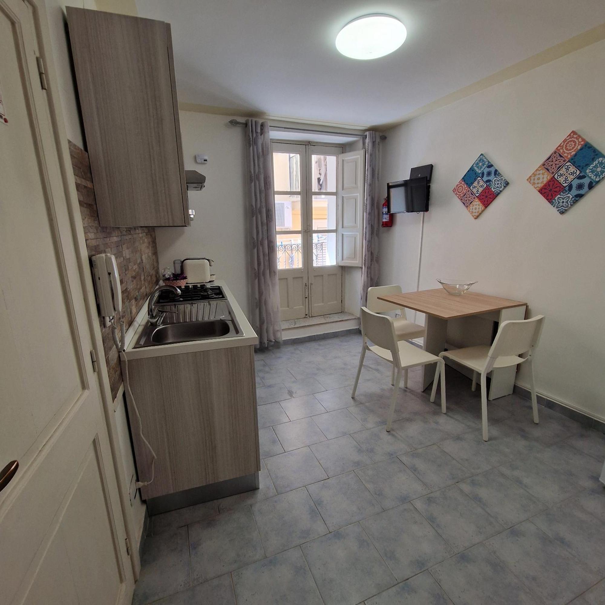 Rocksea Apartments เชฟาลู ภายนอก รูปภาพ